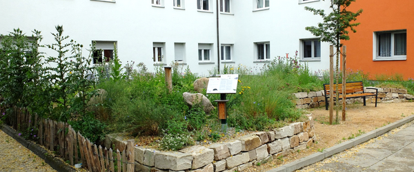 Naturgärten laden zum Sitzen und Entspannen ein.