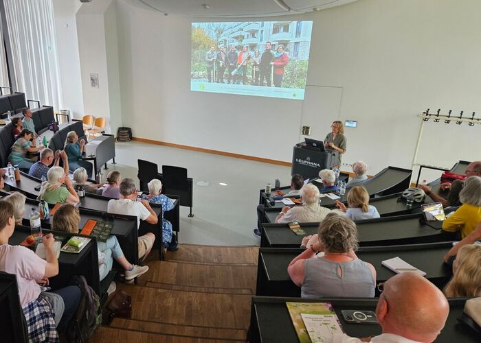 Dr. Corinna Hölzer, Leiterin der Stiftung für Mensch und Umwelt, referiert beim Blühwiesenforum in Lüneburg