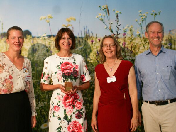 Wettbewerbsleiterin Julia Sander, Staatssekretärin für Klimaschutz und Umwelt in Berlin – Britta Behrendt – und die Stiftungsleitung Dr. Corinna Hölzer und Cornelis Hemmer (v.li.n.re.) ehrten am 21.09.2024 die Pflanzwettbewerbs-Gewinner*innen.