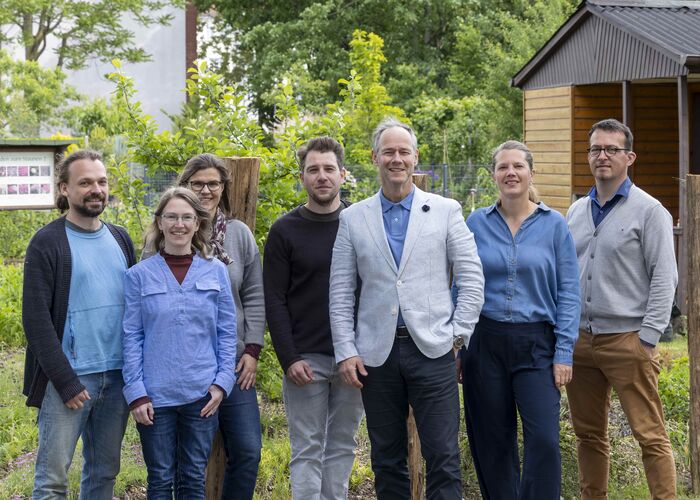 Mitarbeiter*innen der Stiftung für Mensch und Umwelt im Berliner Wildbienenschaugarten Schöneweide