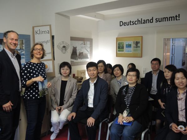 Deutschland summt! weckt international Interesse: Eine chinesische Delegation war im Büro der Stiftung für Mensch und Umwelt zu Besuch.
