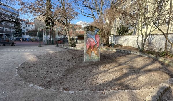 Schulhof der Franz-Marc-Grundschule (Berlin) vor dem Bau eines Trittsteinbiotops