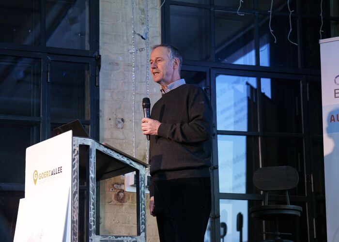 Cornelis Hemmer, Leiter der Stiftung für Mensch und Umwelt, spricht im Goerzwerk (Berlin) im Rahmen der RegioTALK-Veranstaltungen.