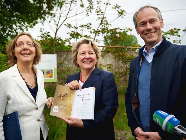 Die Initiatoren von Deutschland summt! (links und rechts) begeisterten die ehemalige Umweltministerin Svenja Schulze für ihren Wildbienenschaugarten und ihr neues Buch „Wir tun was für Bienen“.