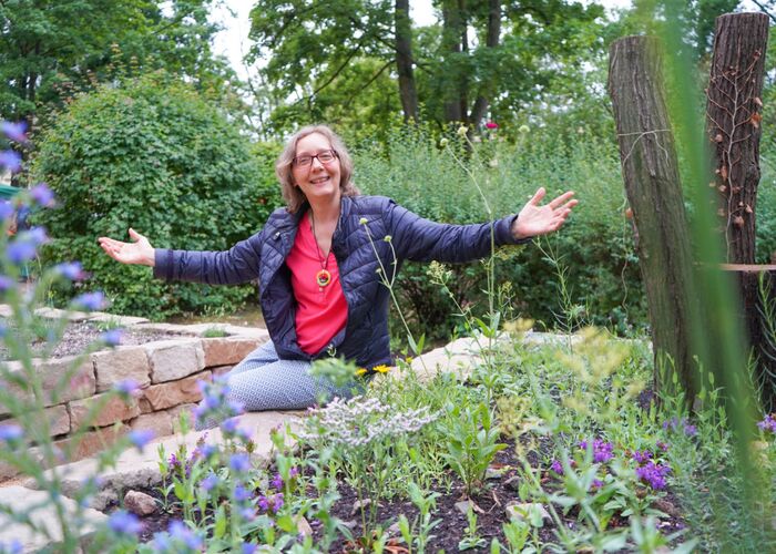 Dr. Corinna Hölzer im PikoPark in Berlin-Reinickendorf (Schollenhof); ihre Stiftung möchte im Wohnquartier mehr Biodiversität fördern