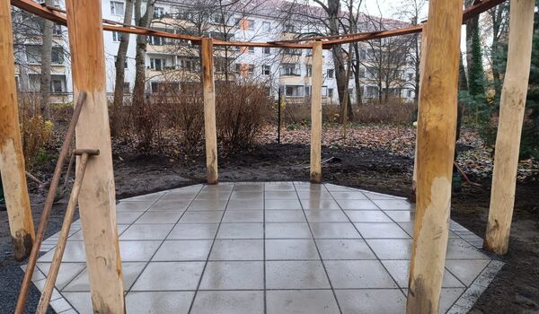 Stadtnatur: Hier entsteht ein Pavillon auf einer (zukünftig) naturnah gestalteten Hoffläche in Berlin-Lichtenberg