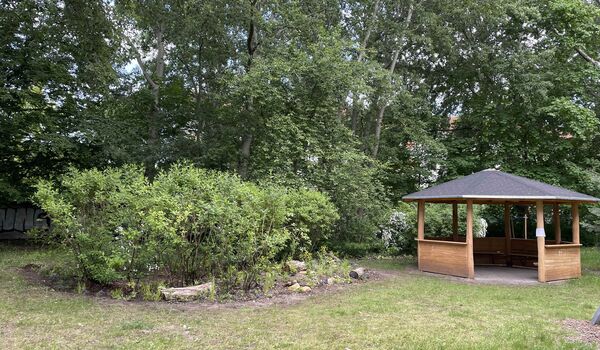 Stadtnatur: Holzpavillon auf naturnah gestalteter Hoffläche in Berlin-Lichtenberg