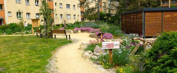 Naturgärten laden zum Sitzen und Entspannen ein.