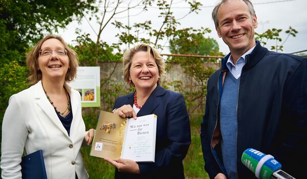 Wildbienenschaugarten Schöneweide: Die ehemalige Bundesumweltministerin Svenja Schulze (mittig) nahm an der Einweihung des Schaugartens teil.