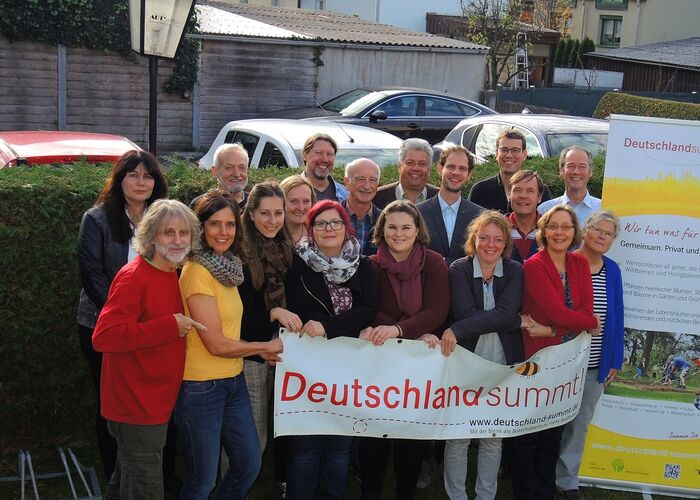 Biodiversität fördern: Die Teilnehmer*innen am Deutschland summt!-Vernetzungstreffen grüßen aus Ingolstadt!