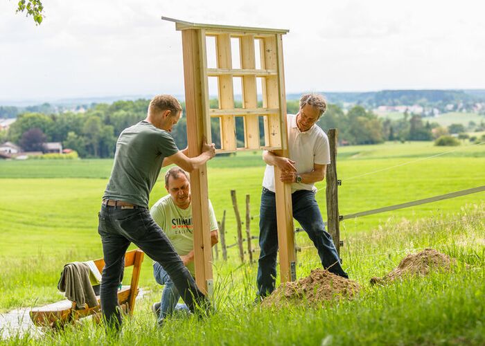 Stiftungsleiter Cornelis Hemmer (rechts) hilft beim Aufbau einer großen Wildbienennisthilfe. Wer Biodiversität fördern möchte, schafft vielfältige Lebensräume!