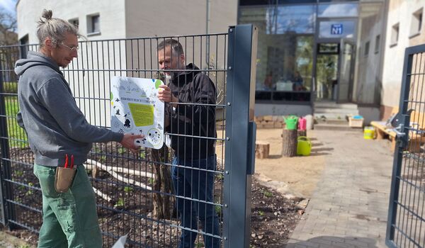 Fertiges „Trittstein“-Beet mit heimischen Wildpflanzen und Sitzgelegenheiten