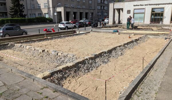 Naturnahe Firmengelände: Berliner Bau- und Wohnungsgenossenschaft von 1892 eG, Fläche während der Umgestaltung