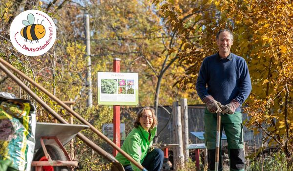 Wildbienenschaugarten Schöneweide: Die Leitung der Stiftung für Mensch und Umwelt ist im Garten aktiv